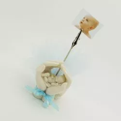 Dragées bapteme - Sujet bébé dans 2 mains porte photos