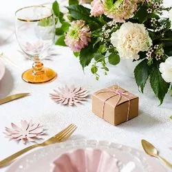 Fleurs décoratives en papier rose poudré