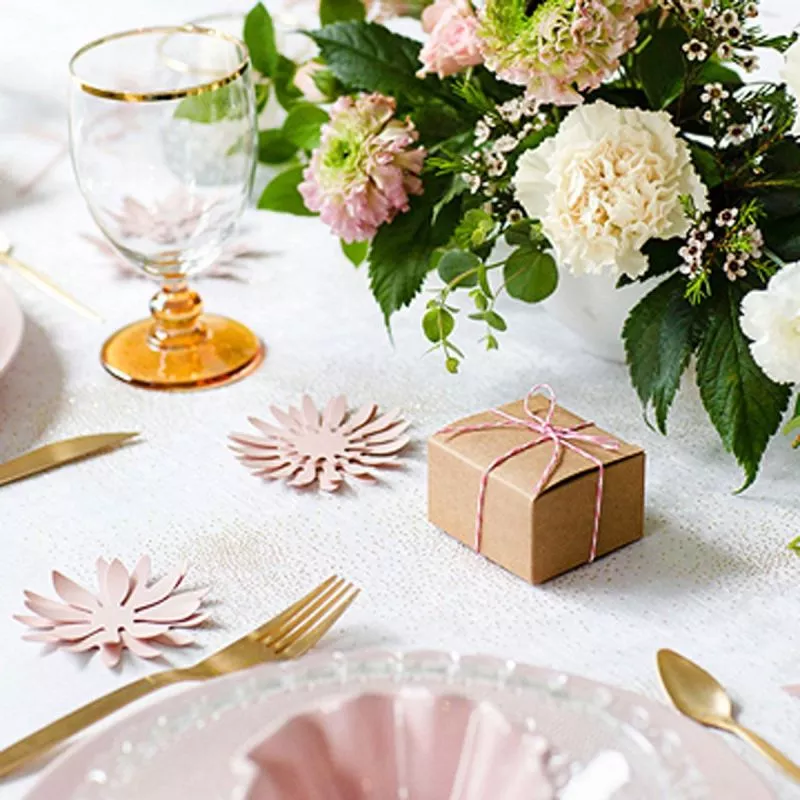 Fleurs décoratives en papier rose poudré